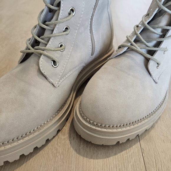 Women's Cream Lace-Up Boots - Picture 2 of 5